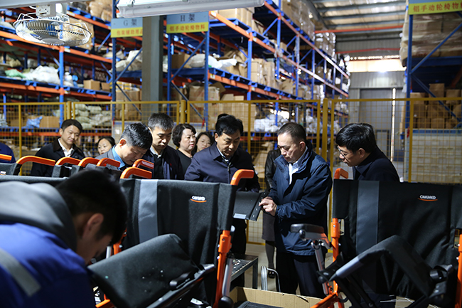 图为调研我市辅助器具生产企业